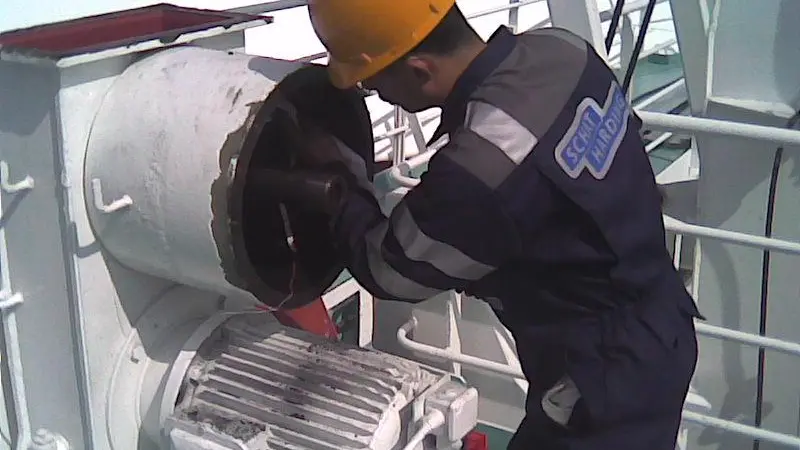 78723_Schat-Harding_Shanghai_engineer_servicing_winch