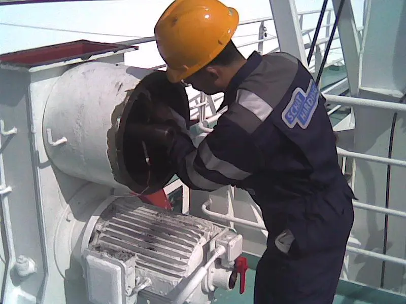 78723_Schat-Harding_Shanghai_engineer_servicing_winch