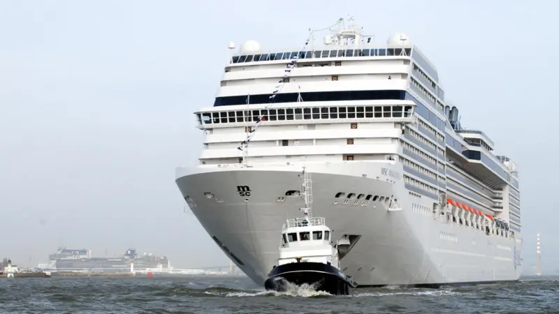 78883_MSC-MAGNIFICA-depart-Saint-Nazaire-le-25-02-2010-DSC_0086