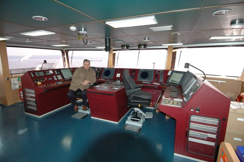S284-integrated-bridge-system.JPG