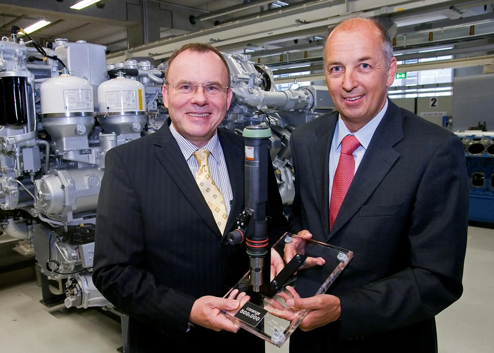 L’Orange ceo Dr. Ralph-Michael Schmidt presenting the record-breaking injector to Dr. Ulrich Dohle, Tognum executive board member for technology & operations with responsibility for L’Orange GmbH