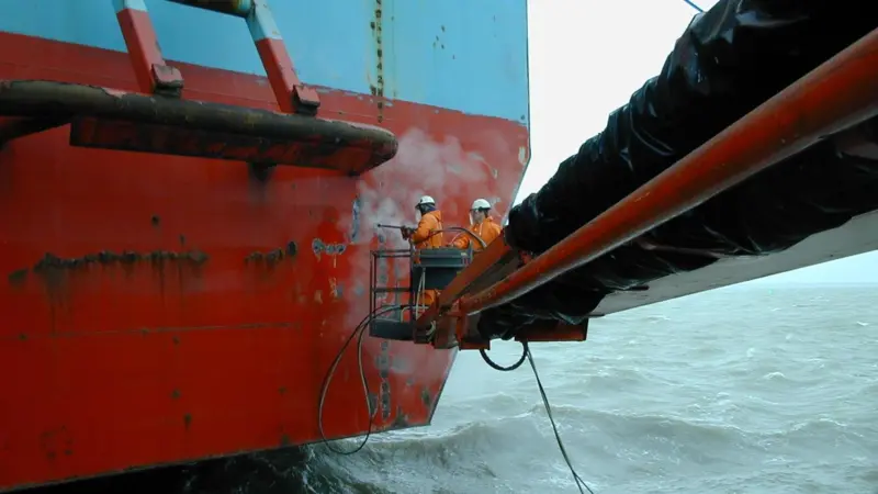 High pressure cleaning on a ship hull