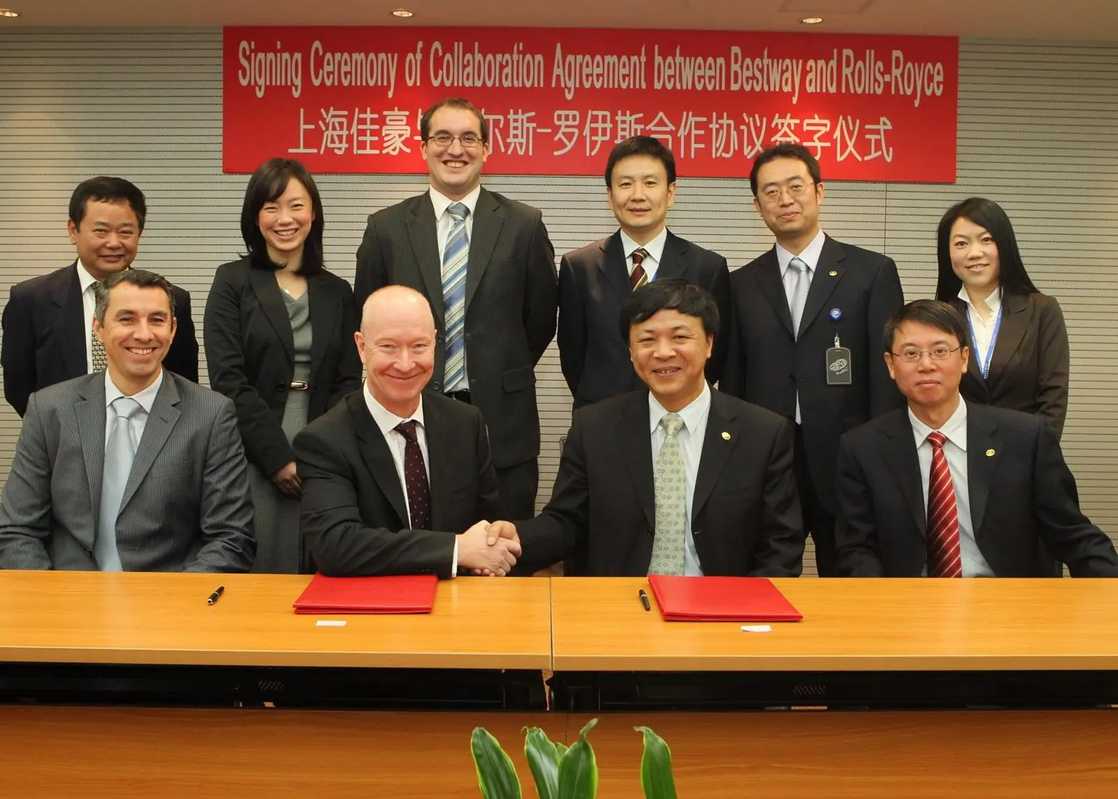 The signing ceremony between Rolls-Royce and Bestway