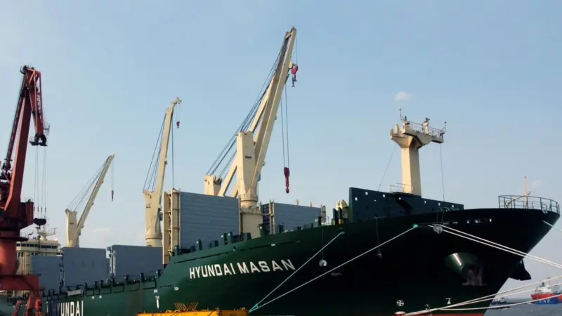 Rickmers-owned ‘Hyundai Masan’ loading in Shanghai for her maiden voyage