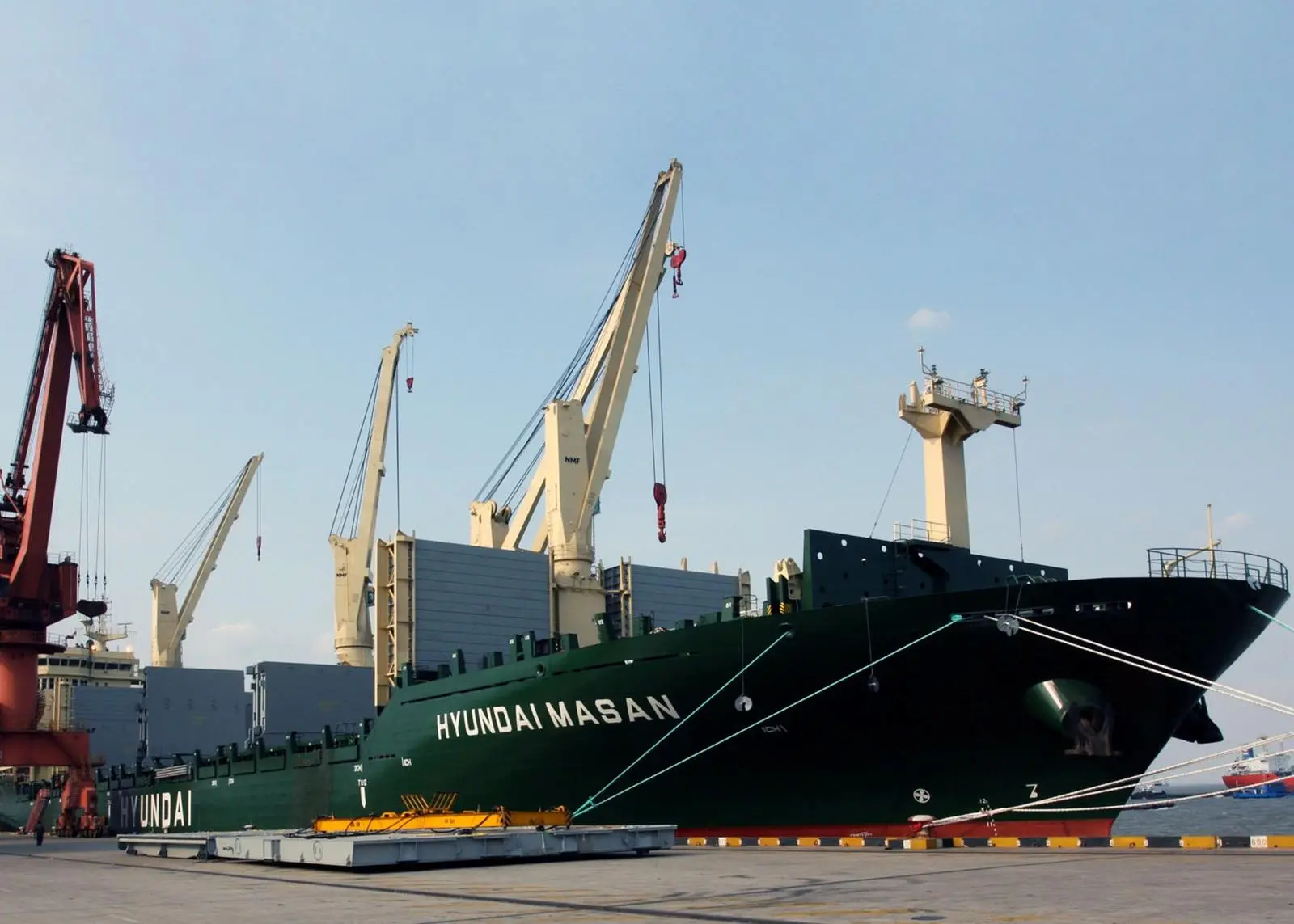 Rickmers-owned ‘Hyundai Masan’ loading in Shanghai for her maiden voyage