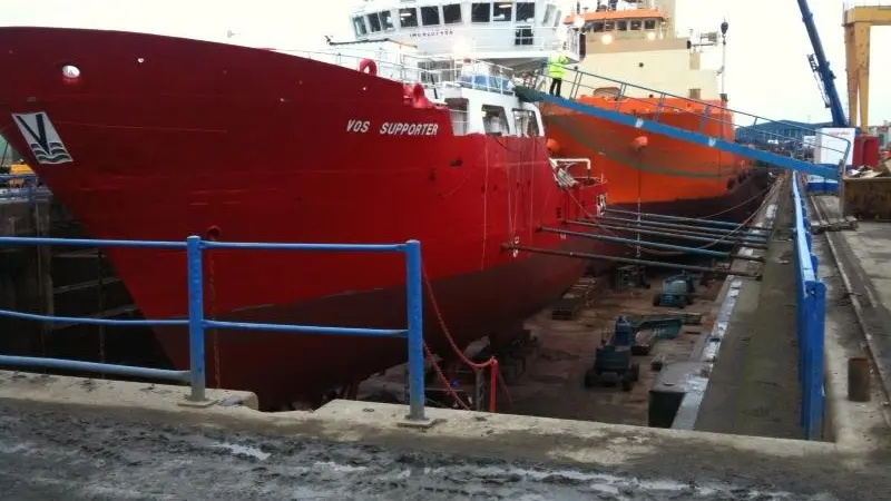 'Toise Independent' and 'Vos Supporter' double docking in Leith