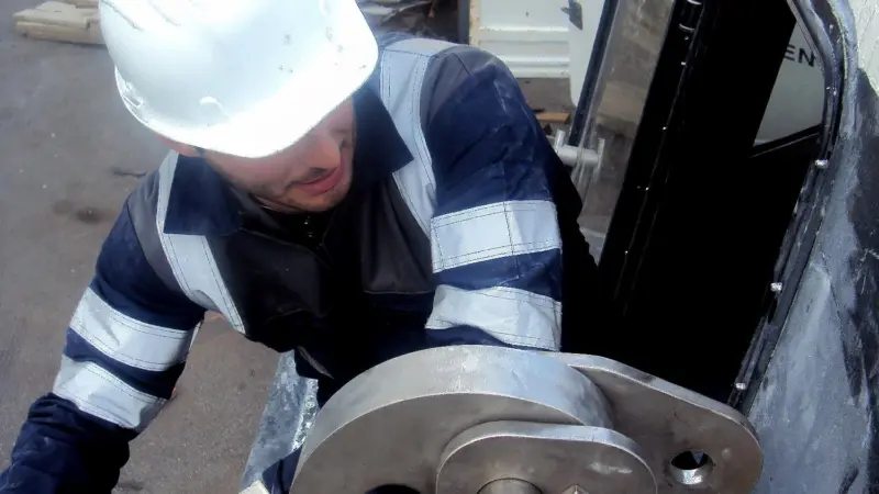 Schat Harding SeaCure load release hook being installed