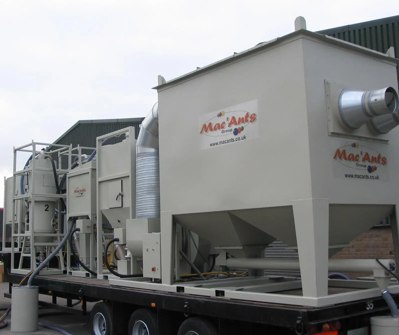Based on modular units, the latest development from the Mac’Ants Group provides a means of removing tenacious coatings such as paint and gains significantly from the use of plastic media