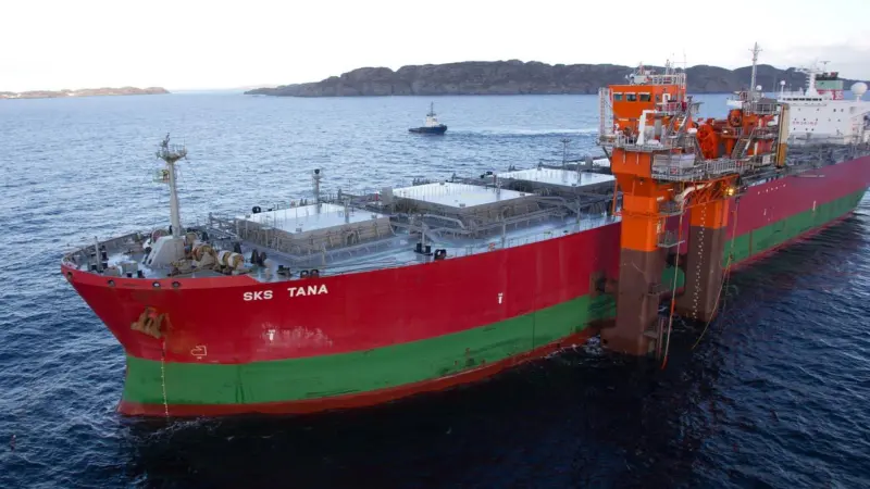 HiLoad DP1 alongside a tanker