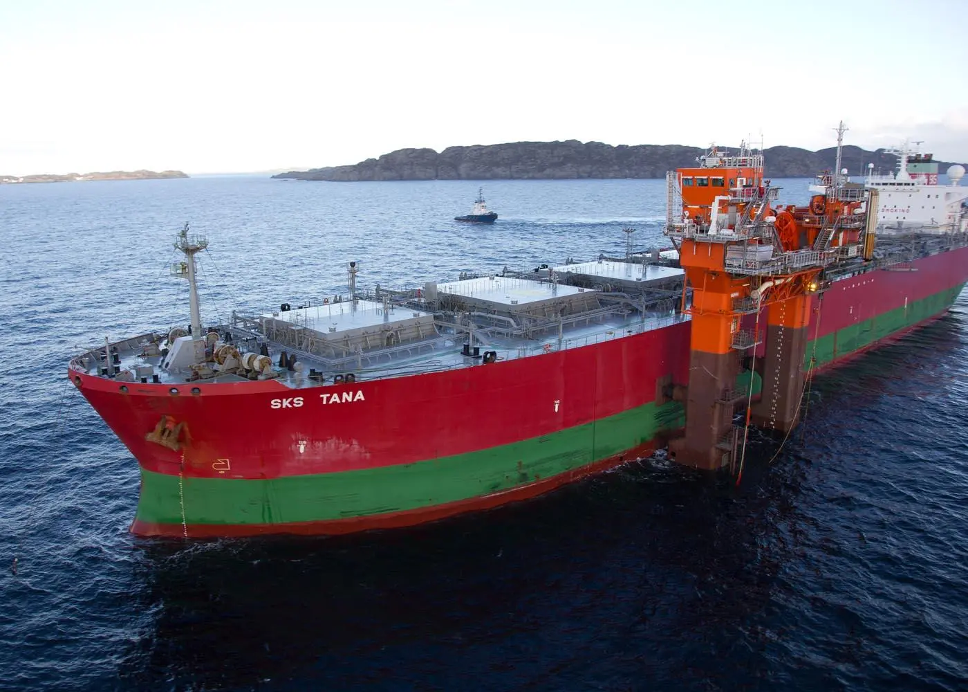 HiLoad DP1 alongside a tanker