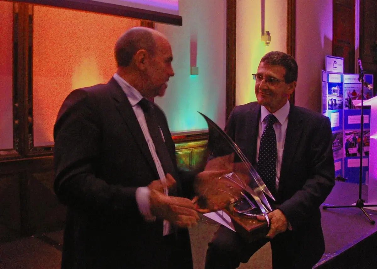 Houlder receives the Spirit of Innovation award from Mercator Media MD Andrew Webster at the Seawork awards dinner