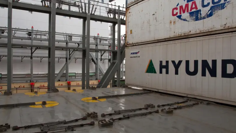 Korean built boxships to get MacGregor hatch covers and lashing gear
