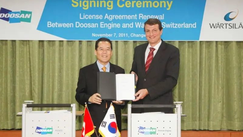 Sung-Hee Lee and Martin Wernli sign the license extension at the Doosan Engine HQ in Changwon, South Korea