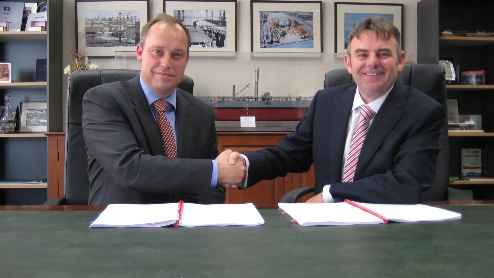 Western Ferries’ managing director, Gordon Ross signs the contract with Cammell Laird’s chief executive, John Syvret