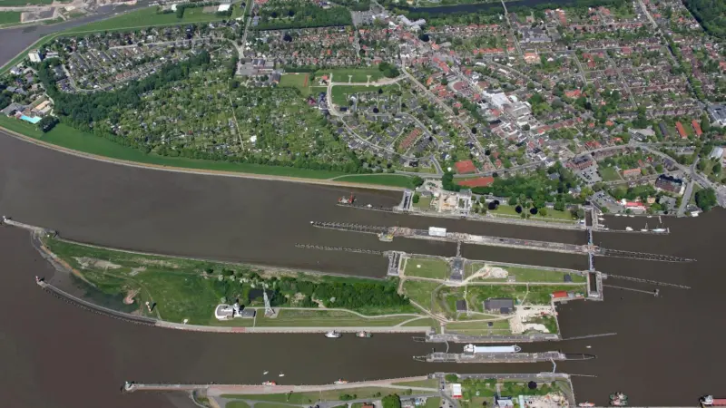 Brunsbuettel Locks: one main lock open again