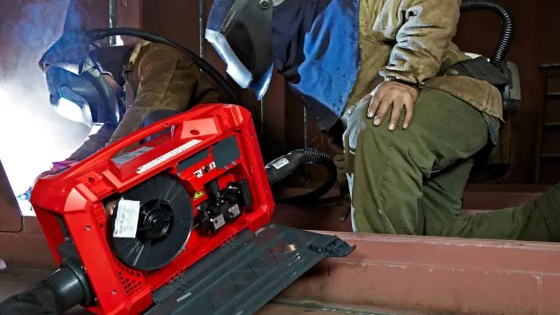 The tilt-down side covers on the VR 5000 Case feeder unit provide access to the hosepack connectors, the motor plate and the wirespool