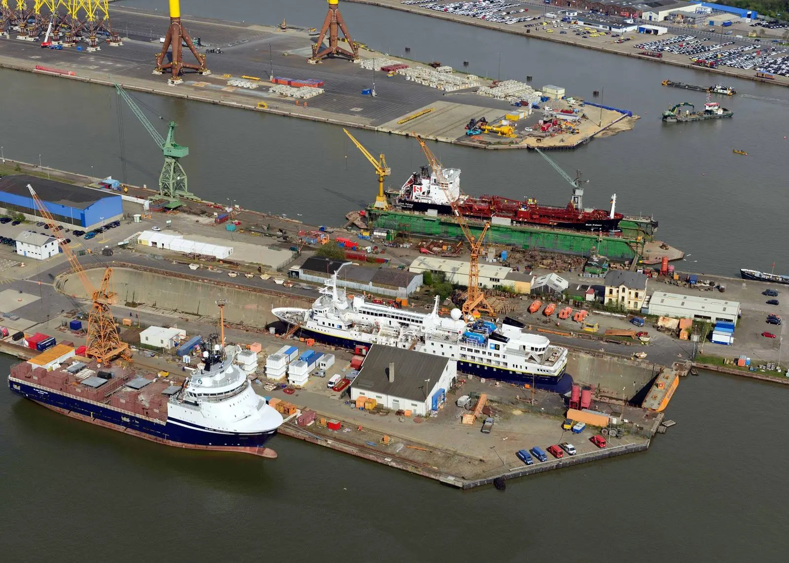 'Island Centurion' and 'National Geographic Explorer' at LWB. Background: Stolt Fulmar at GDD