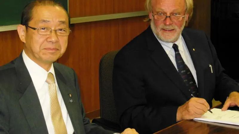 The contract was signed in Niigata Japan by the President of Sado Steam Ship Co Ltd, Mr Takeshi Ogawa, and Mr Robert Clifford, Chairman of Incat Tasmania Pty Ltd