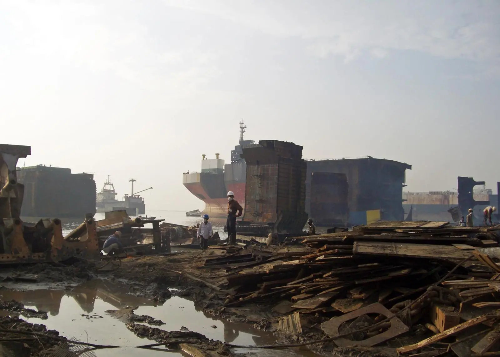 IMO and the Bangladesh government have signed an agreement to improve standards in the country’s ship recycling industry (IMO)