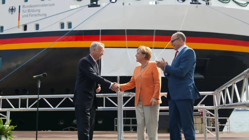 Merkel turns out for Sonne launch