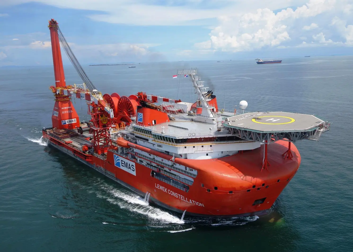 ‘Lewek Constellation’ – pipe lay and heavy lift from Asia