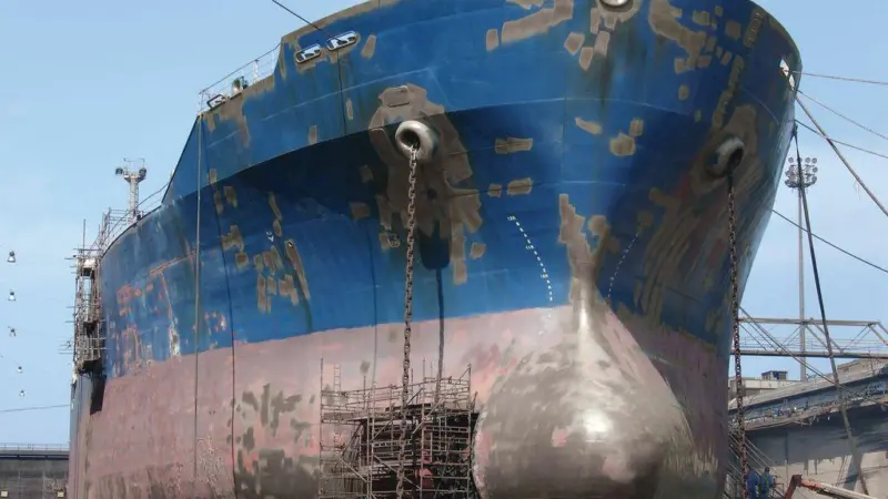Sigmacover 580 is an epoxy anticorrosive/tiecoat for underwater hulls