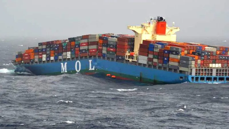 The ‘MOL Comfort’ split in two off the coast of Mumbai in June 2013