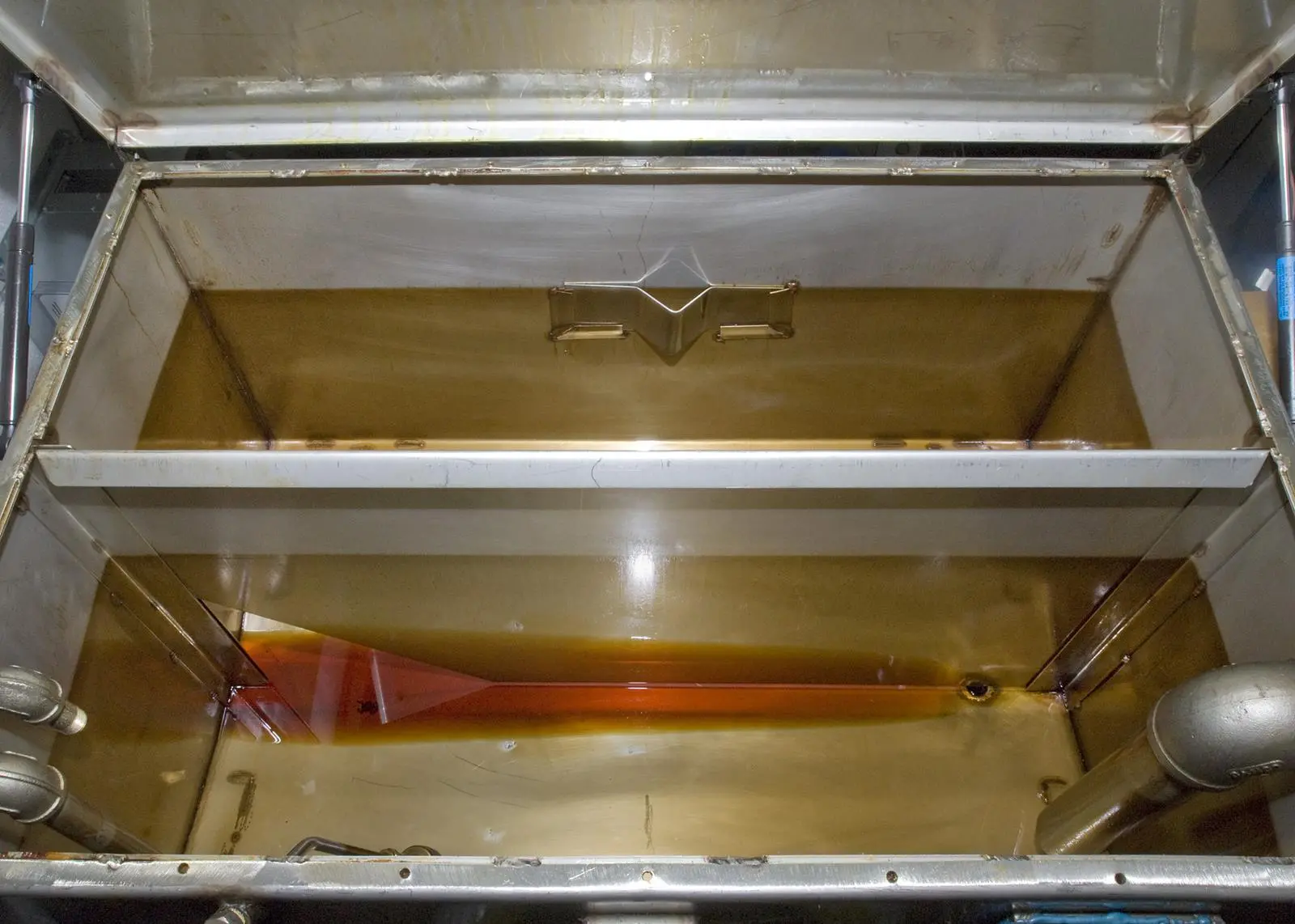 Damage can occur as a result of electro-static discharges when the thermal and oxidative degradation of the oil leads to the formation of varnish on the surfaces of the system