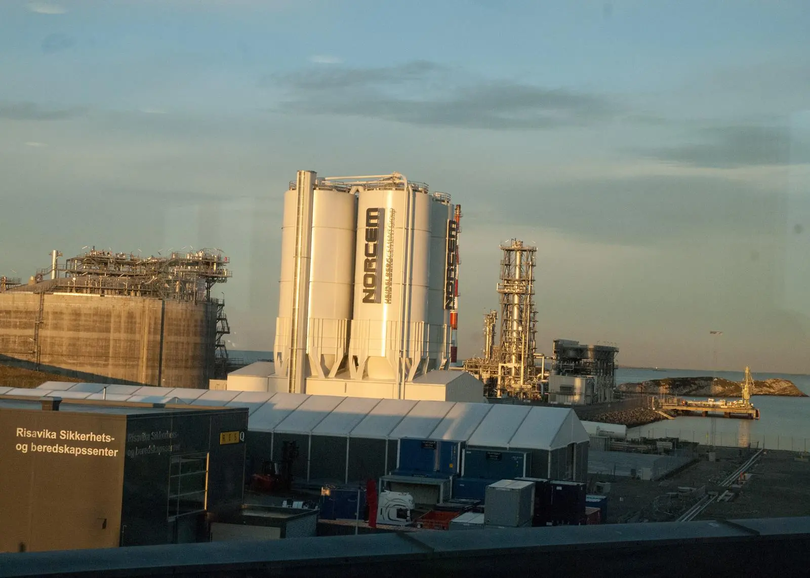 LNG – have falling oil prices and the still-uncertain infrastructure questions caused the bubble to burst?