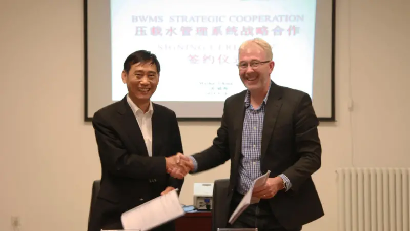 WECOSCO chairman Jia Lianjun (left) and Joe Thomas, director, ballast water management systems, Wärtsilä Ship Power.