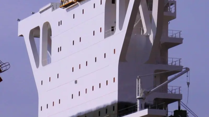 The slim bridge structure and accommodation block are positioned roughly amidships, offering improved forward visibility. Photo: http://shipbuild2.exblog.jp/