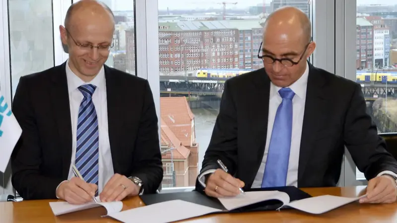 DNV GL's Büssow (left) and Rohaan of VPS sign an agreement of cooperation for the new fuel analytics tool
