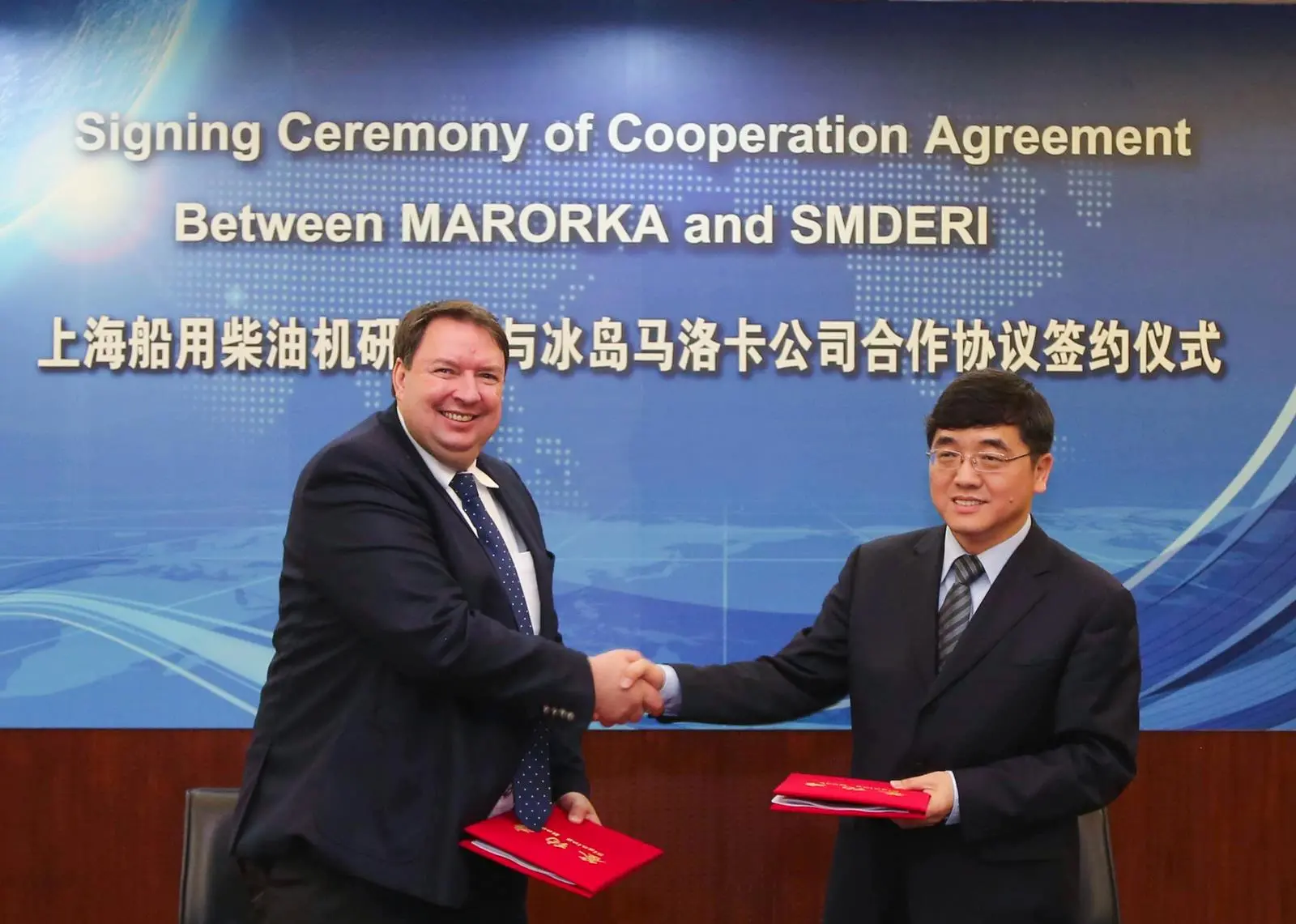 (l-r) Juergen Kudritzki and Dong Jianfu sign the cooperation agreement in Shanghai