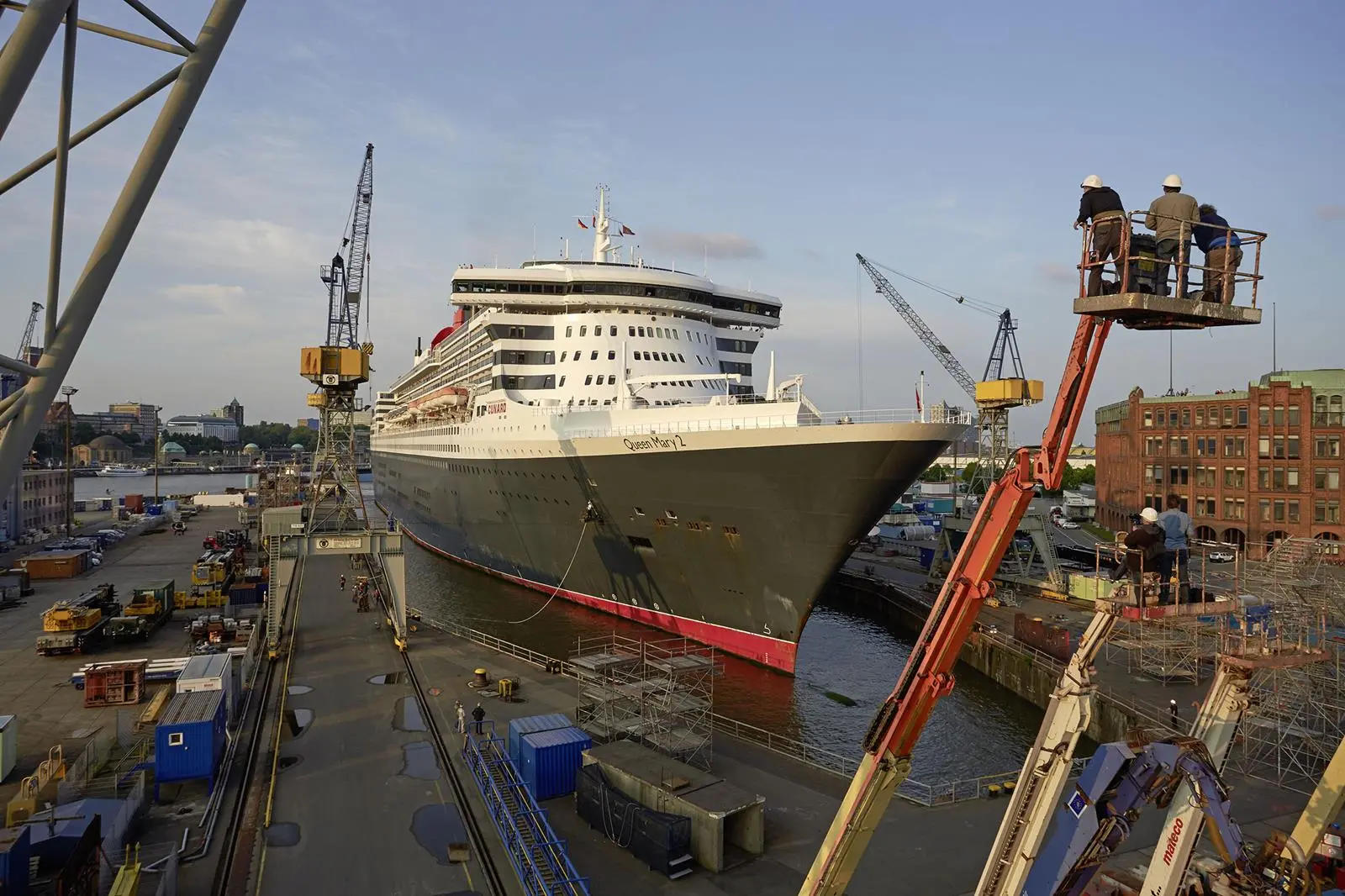 'Queen Mary 2' makes its way into a snugly fitting Elbe Dock 17 at the start of its three-week overhaul