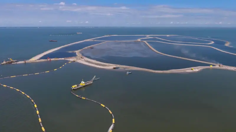 The Boskalis vessel 'EDAX' used the fuel in bio/fossil blends going up to 50%
