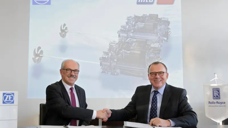 Ulrich Dohle (right), CEO of Rolls-Royce Power Systems and Wilhelm Rehm, board member of ZF, sign the collaboration agreement