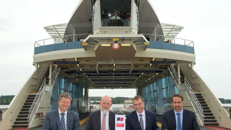 Cooperation contract (left to right): Stefan Ballier, senior manager ferry operations, City of Constance utility; Norbert Reuter, head of the city of Constance utility company; Andreas Schell, CEO, Rolls-Royce Power Systems; Matthias Vogel, vice...