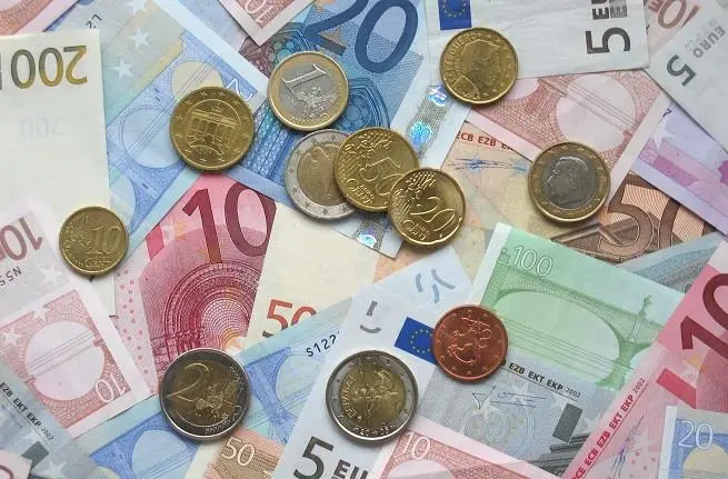 85411_Euro_coins_and_banknotes