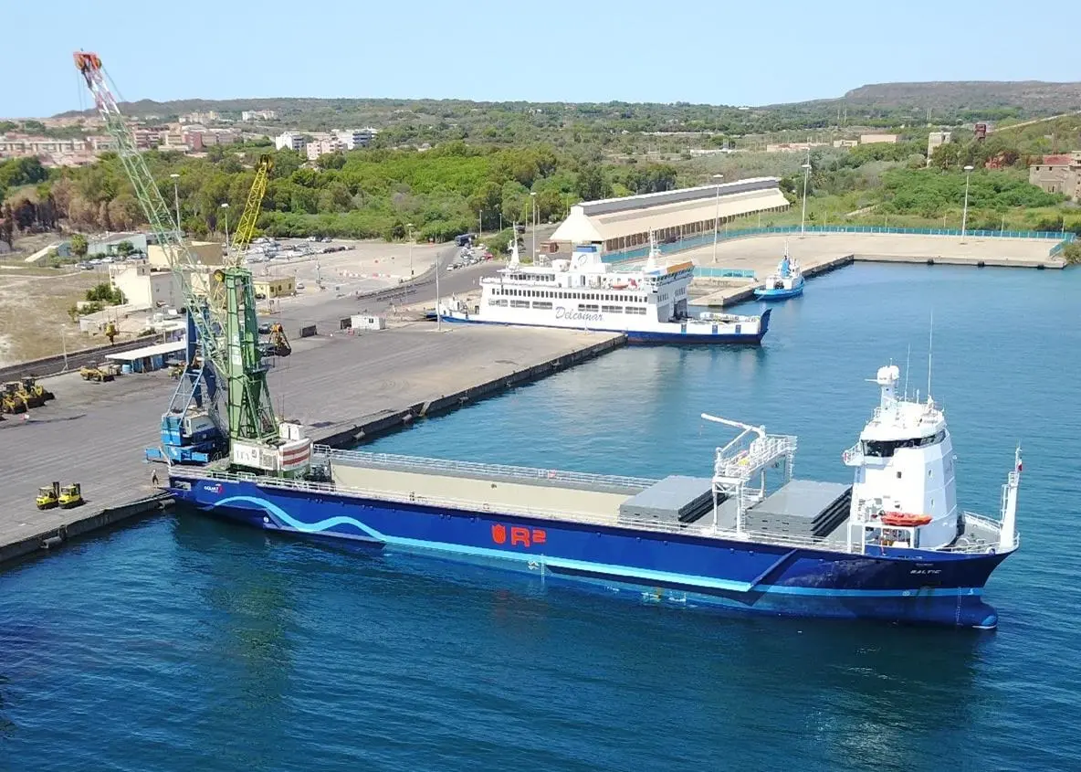 No cargo height restraint: The 'Baltic' handling a 260-tonne mobile crane in Sardinia