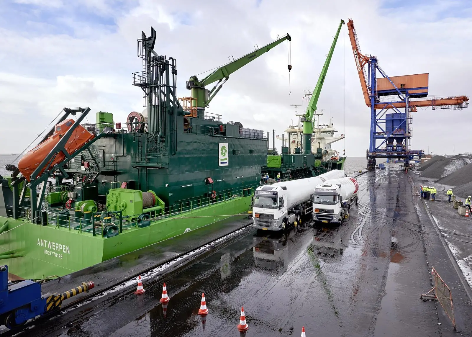 Nauticor has refuelled the DEME Group’s hopper dredger 'Scheldt River' with 85 tonnes of LNG in a five truck-to-ship operation