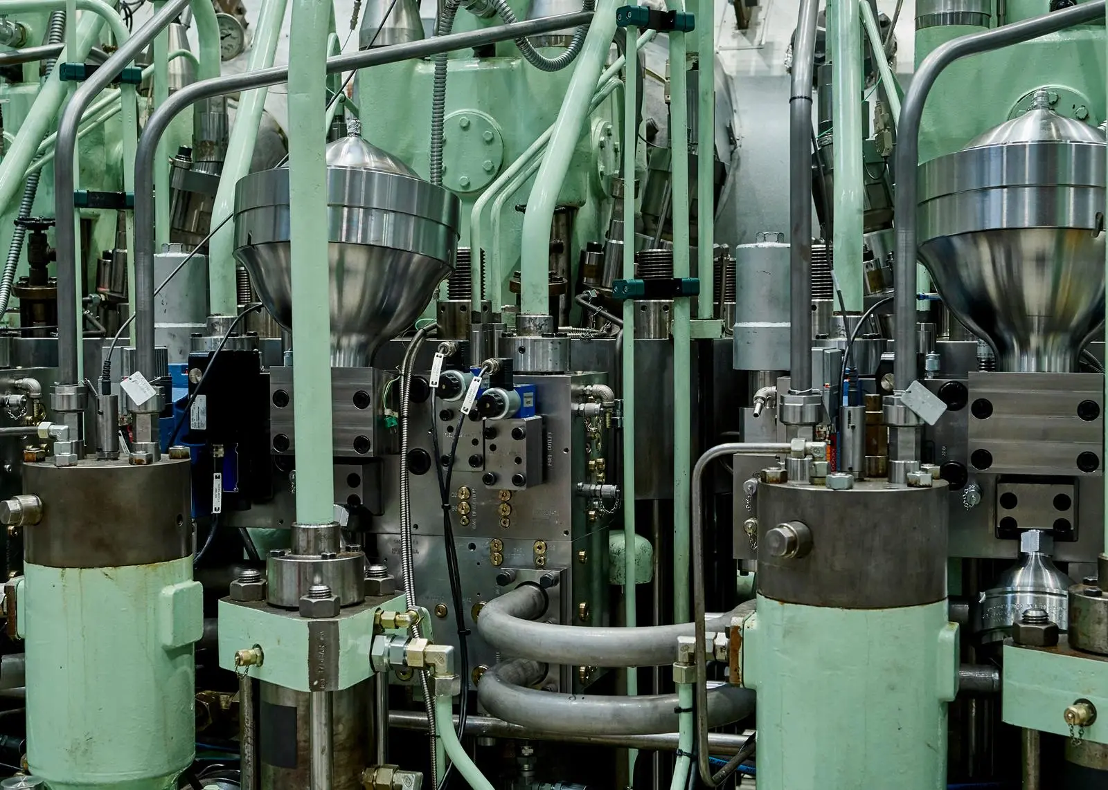 Close-up of cylinder cover, gas block and gas injection valve on the research engine equipped for LPG operation (credit: MAN Energy Solutions)