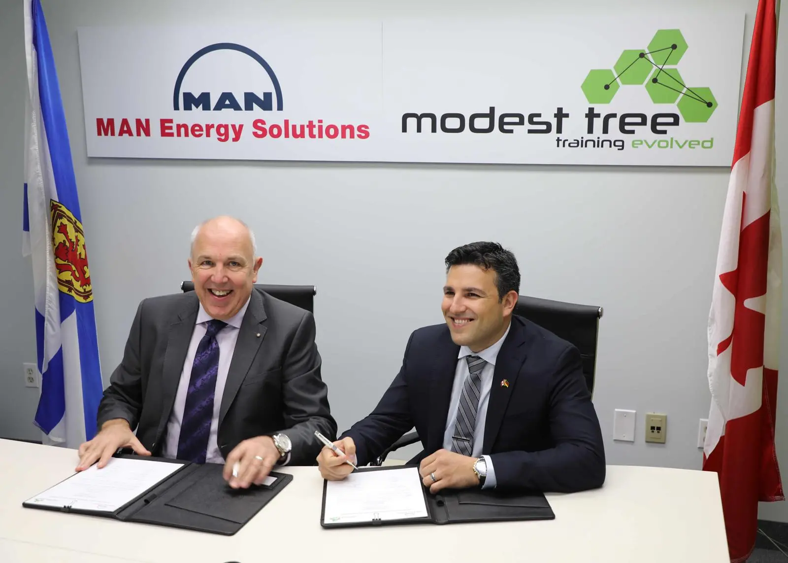 Wayne Jones of MAN (left) and Sam Sannandeji of Modest Tree sign the virtual reality training contract (credit: Irving Shipbuilding)