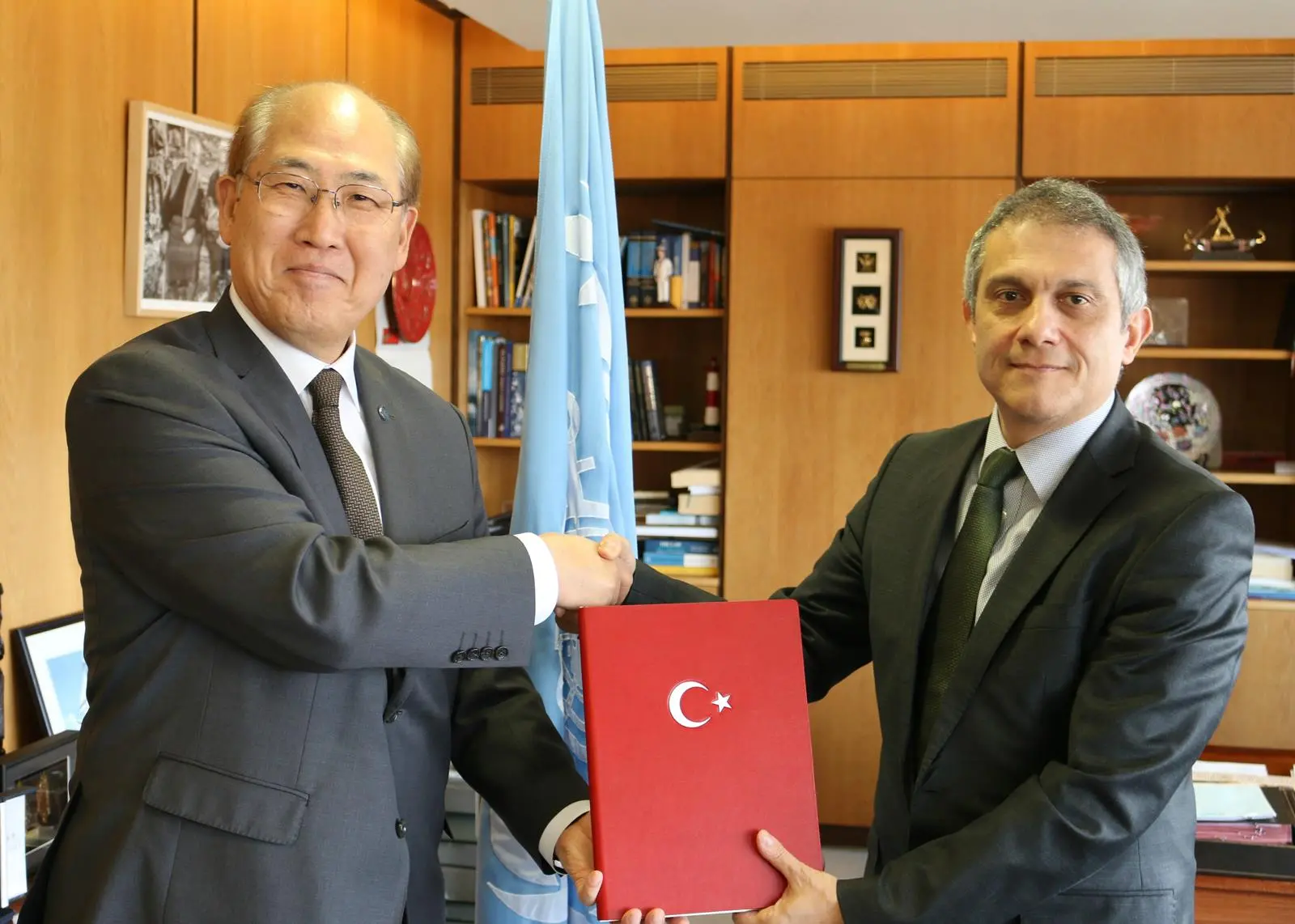 IMO secretary general, Kitack Lim and Ümit Yalçin, ambassador and permanent representative of Turkey to the IMO Photo: IMO