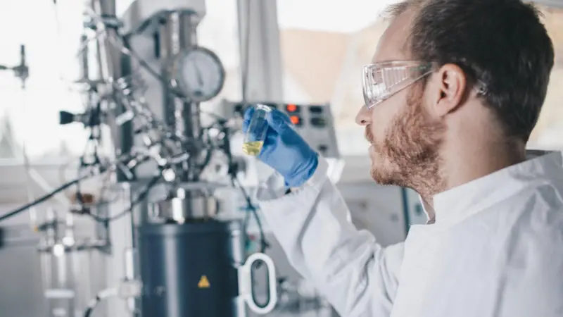 Analysis of the hydrogen carrier oil dibenzyltoluene Photo: Hydrogenious LOHC Technologies