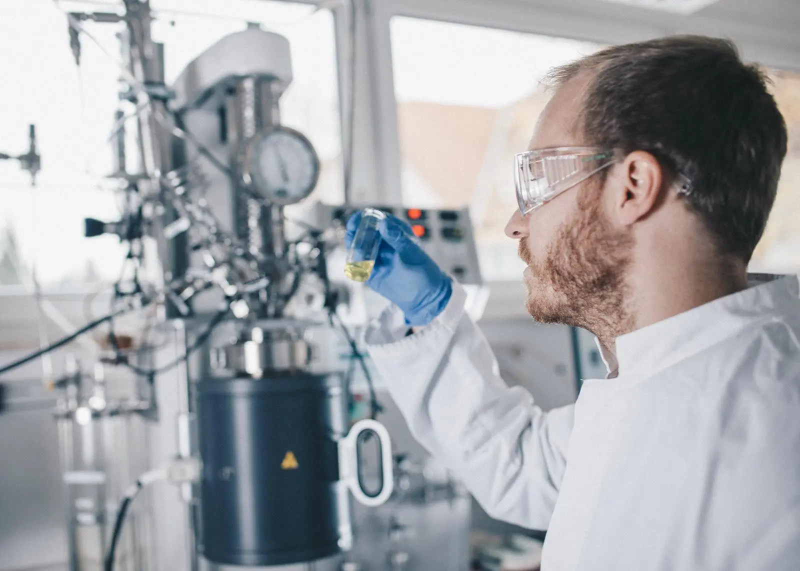Analysis of the hydrogen carrier oil dibenzyltoluene Photo: Hydrogenious LOHC Technologies