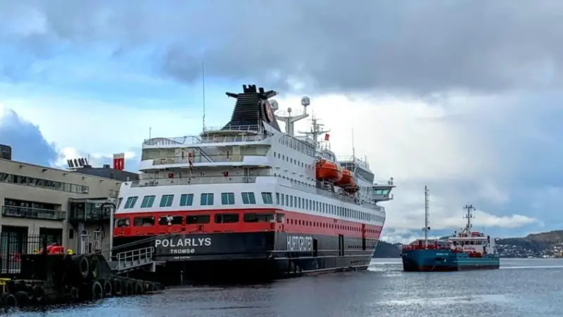 MS ‘Polarlys’ being filled with Biodiesel in Bergen Photo: Hanne Taalesen/Hurtigruten