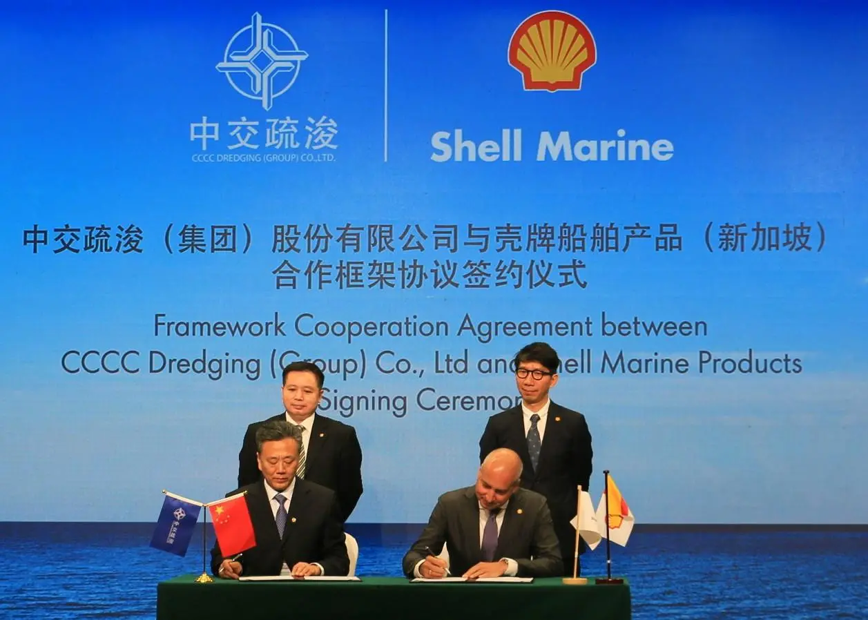 Shell Marine and CCCC Dredging signing the agreement Photo: Shell Marine