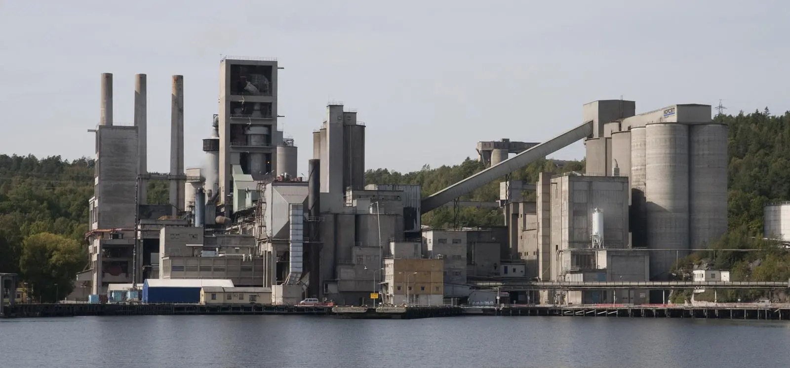 HeidelburgCement AG's Norwegian subsidiary Norcem aims to equip its Breivik works with the world’s first CO2 capture plant fitted to a cement plant. The plant would capture up to 400,000 tonnes of CO2 per year. (Credit: Norcem)