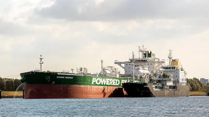 Gagarin Prospect receiving LNG bunkers from the Shell barge Cardissa in Rotterdam (photo credit: Shell).