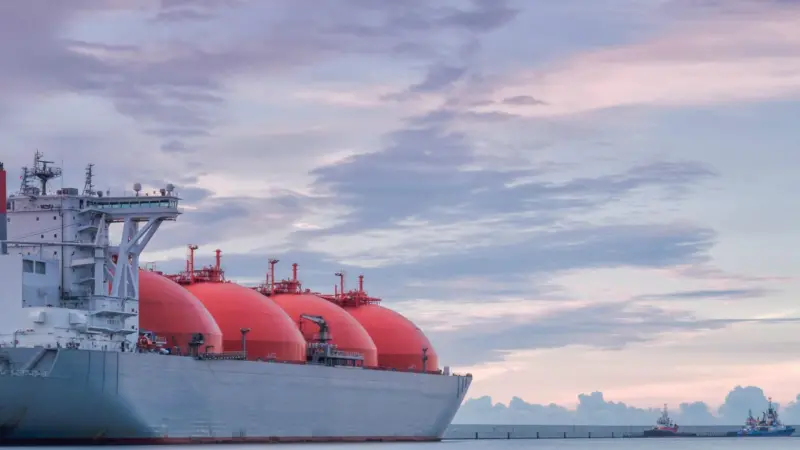 Chevron Marine's recent work with dual-fuel four-stroke engines highlights a practical approach to these challenges.